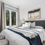 Brand New And Stylish 2Br Suite With Sofa Bed, Located 7 Mins From Niagara Falls And Can Sleep 6 Guests
