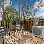 Brand New And Stylish 2Br Suite With Sofa Bed, Located 7 Mins From Niagara Falls And Can Sleep 6 Guests