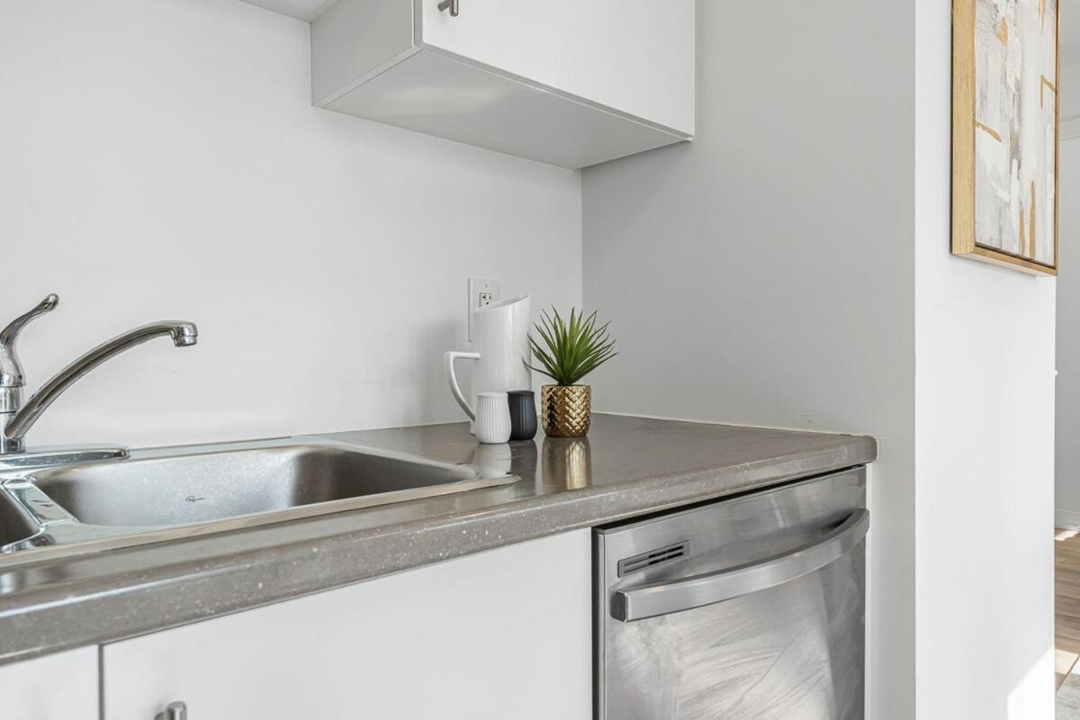 Brand New And Stylish 2br With Sofa Bed, Located 7 Mins From And Sleep 6 Guests Apartment