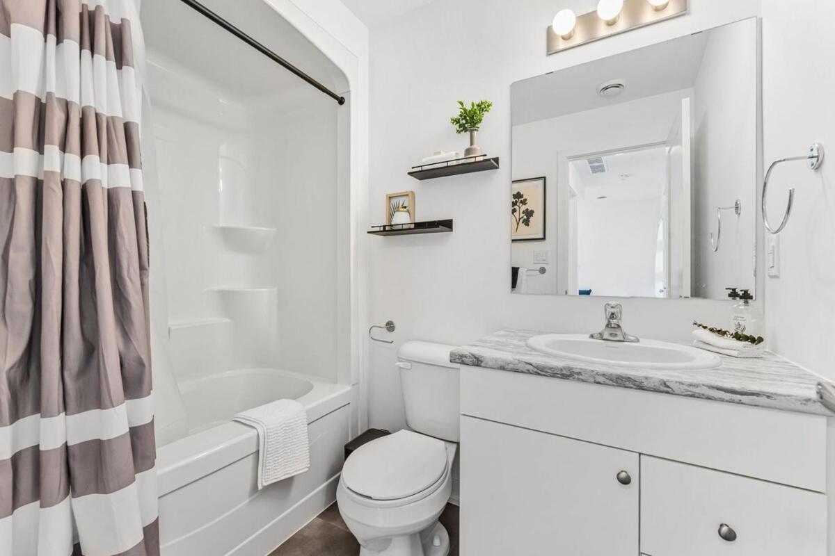 Brand New And Stylish 2br With Sofa Bed, Located 7 Mins From And Sleep 6 Guests * Niagara Falls