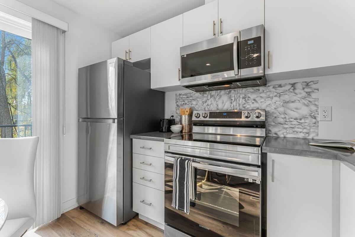 Brand New And Stylish 2br With Sofa Bed, Located 7 Mins From And Sleep 6 Guests Apartment *
