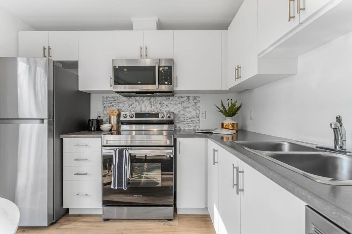 Brand New And Stylish 2br With Sofa Bed, Located 7 Mins From And Sleep 6 Guests *