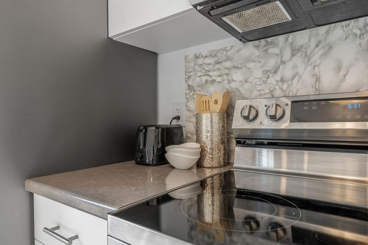 Apartment Brand New And Stylish 2br With Sofa Bed, Located 7 Mins From And Sleep 6 Guests *